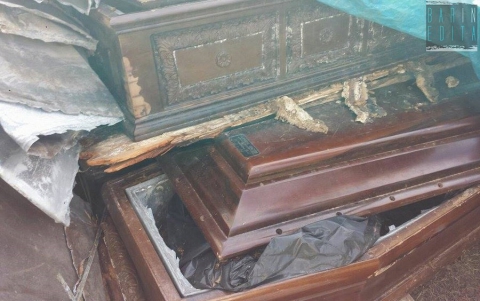 Mola di Bari, in un campo incolto la discarica di bare e lapidi: foto e video